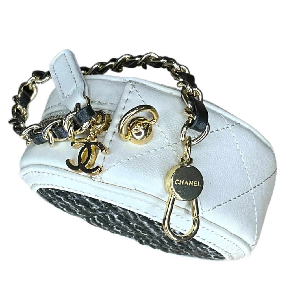 Chanel Makeup Tweed Quilted Round Filigree Pouch With Chain in white and black - Picture 3 of 5